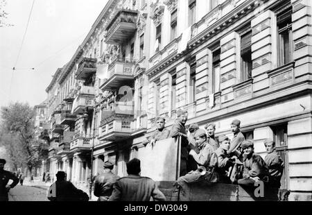 Ende des Krieges in Berlin 1945 - Soldaten der Roten Armee in den Straßen Berlins, Mai 1945. Fotoarchiv für Zeitgeschichte - KEIN KABELDIENST Stockfoto