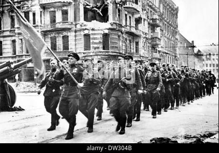 Ende des Krieges in Berlin 1945 - Parade der Roten Armee in einer zerstörten Straße in Berlin, Deutschland, 01. Mai 1945. Fotoarchiv für Zeitgeschichte - KEIN KABELDIENST Stockfoto