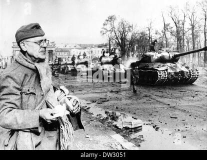 Ende des Krieges in Berlin 1945 - Panzer der Roten Armee bewegen sich vor dem Brandenburger Tor nahe Tiergarten in Berlin. Fotoarchiv für Zeitgeschichte - KEIN KABELDIENST Stockfoto