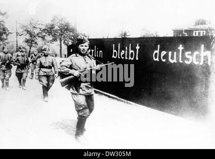 Ende des Krieges in Berlin 1945 - eine Mahnung an eine Mauer lautet "Berlin bleibt deutsch" auf dem Bild während des Vormarsches der Roten Armee in den Straßen von Berlin, April 1945. Fotoarchiv für Zeitgeschichte - KEIN KABELDIENST Stockfoto