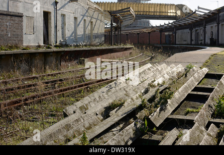 Stillgelegte und verlassenen Bahnhof am Hafen von Folkestone in Kent. England Stockfoto