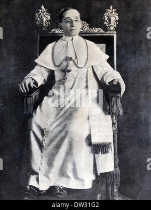 Auf dem Cover der Berliner Illustrirten Zeitung (illustrierte Berliner Zeitung) aus dem Jahr 1915 ist Papst Benedikt XV zu sehen, Datum und Ort unbekannt. Die ursprüngliche Überschrift lautet: "Papst Benedikt XV hat eine Warnung an das amerikanische Volk herausgegeben, alles zu vermeiden, was den Krieg verlängern könnte." Fotoarchiv für Zeitgeschichtee - KEIN KABELDIENST Stockfoto