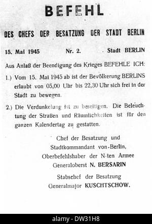 Nach dem Krieg in Berlin im Jahr 1945 - das Foto zeigt Kommando Nr. 2 des Kommandanten der sowjetischen Besatzungstruppen in Berlin, Nikolai Berzarin, vom 15. Mai 1945, Das der Bevölkerung Berlins freien Ausstieg von 5:00am bis 10:30pm erlaubt und die Beseitigung von dunklen Räumen und Straßen fordert. Fotoarchiv für Zeitgeschichte - KEIN KABELDIENST Stockfoto