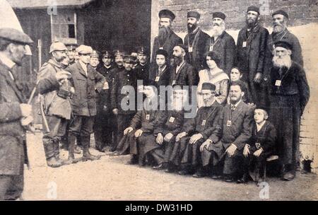 Ein Bild der Berliner Illustrirten Zeitung zeigt Passfotos von Einwohnern der besetzten russischen Gebiete im Jahr 1915, Ort unbekannt. Fotoarchiv für Zeitgeschichtee - KEIN KABELDIENST Stockfoto