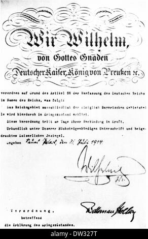 Die Kriegserklärung des Deutschen Reiches vom 31. Juli 1914. Der erste Weltkrieg begann mit dieser Erklärung, die von Kaiser Wilhelm II. Im Neuen Palais in Potsdam unterzeichnet und von Kanzler Theobald von Bethmann-Hollweg gegengezeichnet wurde. Fotoarchiv für Zeitgeschichte - KEIN KABELDIENST Stockfoto