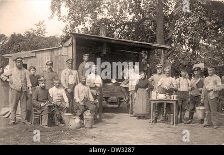 Das Foto von einer Feldpostkarte von 1915 zeigt deutsche Soldaten an der Feldküche während des ersten Weltkrieges in Frankreich. Der erste Weltkrieg wurde von 1914 bis 1918 in Europa, Nahost, Afrika, Ostasien und Ozeane der Welt gekämpft. Foto: Sammlung Sauer - kein Draht-SERVICE Stockfoto