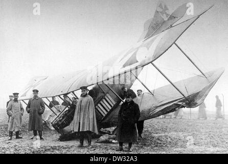 Deutsche Soldaten stehen um einen abgestürzten Flugzeug (Fokker Jagdflugzeug) mit dem Eisernen Kreuz des Deutschen Reiches auf dem Flügel in der Nähe von Gronenfelde in der Nähe von Frankfurt Oder, Deutschland, 1916. Foto: Sammlung Kotterba - NO WIRE SERVICE - reduzierte Qualität aufgrund des Alters des Dokuments Stockfoto