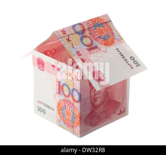 Kleines Haus aus chinesischen hundert Yuan Geldschein gemacht Stockfoto