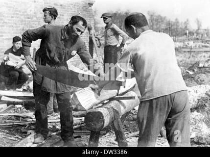 Das Bild aus dem Nazi-Nachrichtenbericht zeigt Juden, die im September 1941 in den von der deutschen Wehrmacht besetzten Gebieten der Ostfront arbeiten. Auf der Rückseite des Bildes steht die Übersetzung des deutschen Originalpaganda der Nazis: "Juden sahen Holz für eine Feldbäckerei. Sie hatten unter dem sowjetischen Regime ein erfreuliches Leben - jetzt müssen sie unter deutscher Aufsicht gute Arbeit leisten. - Die Zeit des Nichttätigwerdens und des Feilschens ist für immer vorbei." Fotoarchiv für Zeitgeschichte / KEIN KABELDIENST Stockfoto