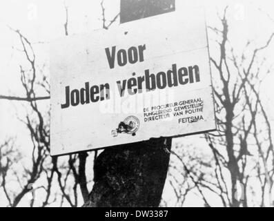 Nach der Besetzung der Niederlande durch die deutsche Wehrmacht im Jahr 1940 hängt ein Verbotsschild mit der Aufschrift "voor Joden verboden" ("Verboten für Juden"), das vom Amsterdamer "Procureur-generaal" (Generalstaatsanwalt) unterzeichnet wurde, Jan Feitsma an einem Baum, Datum und Ort, der unbekannt ist. Fotoarchiv für Zeitgeschichtee / KEIN KABELDIENST Stockfoto