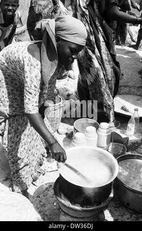 Bantu Frau Kochen Pasta in einem vertriebenen Lager in Gaalkacyo, Somalia Stockfoto