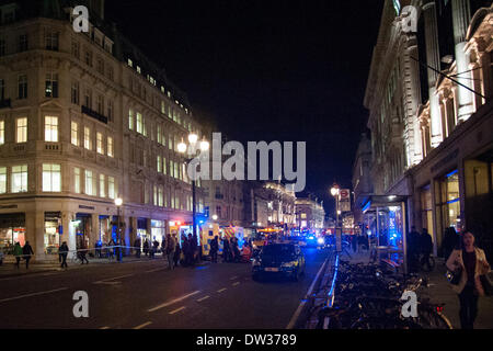 London, UK. 25.02.2014. Metropolitan Police Officers und London Ambulance Besatzungen in Aktion, nachdem ein Radfahrer bei einem Zusammenstoß auf Regent Street, im Norden des Oxford Circus lebensgefährlich verletzt ist. Stockfoto