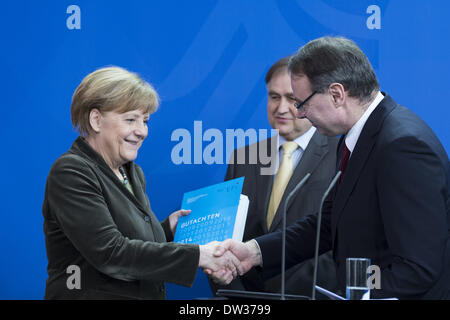 Berlin, Deutschland. 26. Februar 2014. Bundesminister für Bildung präsentiert die 2014 Berichte an die Bundeskanzlerin Angela Merkel, am 26. Februar 2014. Bildnachweis: Goncalo Silva/NurPhoto/ZUMAPRESS.com/Alamy Live-Nachrichten Stockfoto