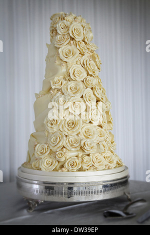 Eine große Hochzeitstorte, auszusehen wie gelbe Rosen gemacht. Stockfoto