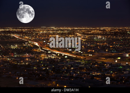 VOLLMOND ÜBER VORORT EL PASO TEXAS USA Stockfoto