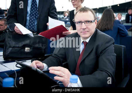 Straßburg, Bxl, Frankreich. 26. Februar 2014. Mitglied des Europäischen Parlaments (MdEP) Jacek Kurski hören Sie die Rede des tschechischen Präsidenten Milos Zeman Adressen im Hauptquartier Europaparlament in Straßburg am 26.02.2014 Credit: Wiktor Dabkowski/ZUMAPRESS.com/Alamy Live News Stockfoto