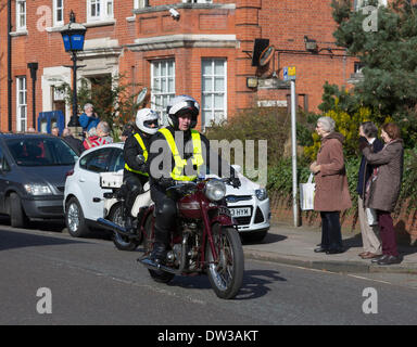 Hampton, Middlesex, UK. 26. Februar 2014. Ein Konvoi von klassischen polizeilichen Kraftfahrzeuge von Hampton Garage New Scotland Yard, London. Bildnachweis: Colin Hutchings/Alamy Live-Nachrichten Stockfoto