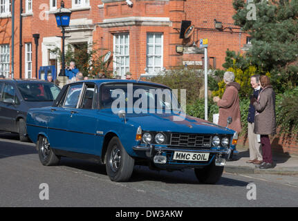 Hampton, Middlesex, UK. 26. Februar 2014. Ein Konvoi von klassischen polizeilichen Kraftfahrzeuge von Hampton Garage New Scotland Yard, London. Bildnachweis: Colin Hutchings/Alamy Live-Nachrichten Stockfoto