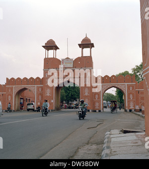 Jorawar Singh Gate, die rosa Stadt Jaipur in Rajasthan in Indien in Südasien. Rajput Geschichte historische Reisen Architektur des Gebäudes Stockfoto