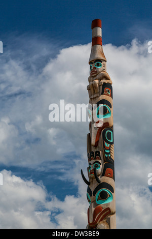 Die beiden Brüder Haida Gwaii Totempfahl auf Connaught Dr. in Jasper, Alberta, Kanada. Stockfoto