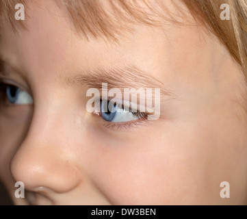 blaue Augen eines Kindes Stockfoto