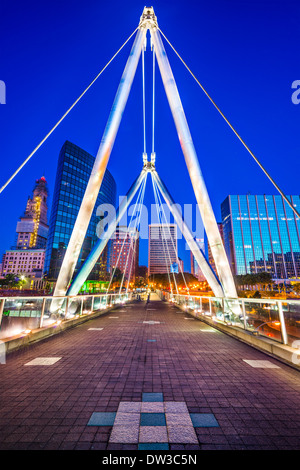 Hartford, Connecticut, USA Skyline Innenstadt auf Gründer Brücke. Stockfoto