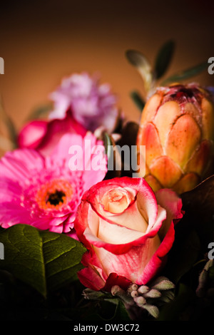 Nahaufnahme Bild mit gemischten bunten Blumen und bunten Hintergrund drinnen Stockfoto