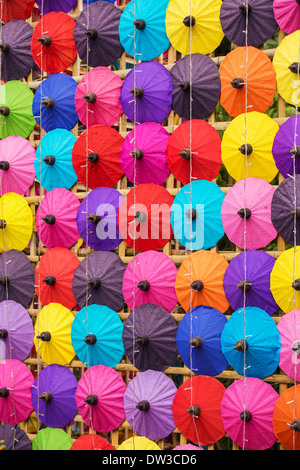 Bunte Thai traditionelle handgefertigte Schirme Hintergrund Stockfoto