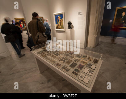 National Portrait Gallery, London, UK. 26. Februar 2014. Drücken Sie View. Frühling Saison 2014 gesponsert von Herbert Smith Freehills, erste nationale Ausstellung der ersten Weltkrieg Centenery Erinnerungen. Laufen vom 27 Februar - 15. Juni 2014, bei der Betrachtung des ersten Weltkrieges durch die Bilder von den vielen Betroffenen die radikal unterschiedlichen Rollen die Ausstellung anschaut, holte Erfahrungen und letztlich Schicksale derer im Konflikt. Bildnachweis: Malcolm Park Leitartikel/Alamy Live-Nachrichten Stockfoto