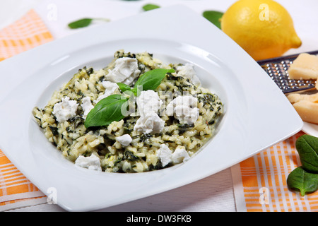 Risotto mit Spinat und Ziegenkäse Käse Stockfoto