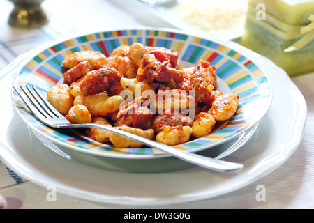 Hausgemachte Gnocchi mit Tomaten sauce, Kräutern und Speck Stockfoto