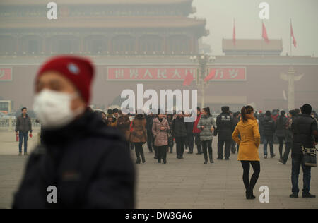 Ein Mann trägt eine Maske auf dem Platz des himmlischen Friedens in Peking 26. Februar 2014. Luftverschmutzung hat Teile der Nordost-China seit letztem Freitag verlassen Bewohner erstickt an Ebenen der gefährlichen Smog Credit gehüllt: Lou Linwei/Alamy Live News Stockfoto