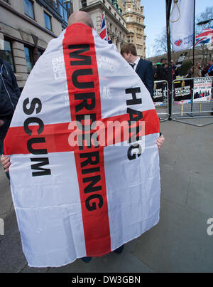 London, UK, UK. 26. Februar 2014. Die umstrittene English Defence League warten außerhalb The Old Bailey, wie ein Richter soll die beiden Männer Satz ermordeten Soldaten Lee Rigby in der Nähe von Woolwich in Südost-London Credit Barracks: Gail Orenstein/ZUMAPRESS.com/Alamy Live News Stockfoto