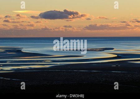 Kanäle in den Sand der Morecambe Bay bei Ebbe im Abendlicht, wie gesehen von Humphrey Head, Cumbria. Dezember. Stockfoto