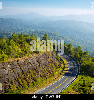 Bergstraße und einen malerischen Blick auf die Berge Stockfoto