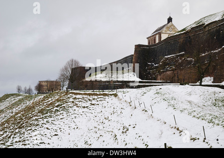 Die Zitadelle hoch über der Stadt Bitche im regionalen Naturpark Vosges, Nordfrankreich. Dezember. Stockfoto