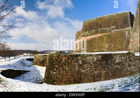 Die Zitadelle hoch über der Stadt Bitche im regionalen Naturpark Vosges, Nordfrankreich. Dezember. Stockfoto