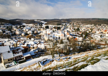 Die Stadt Bitche im regionalen Naturpark Vosges, Nordfrankreich. Dezember. Stockfoto