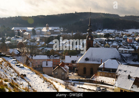 Die Stadt Bitche im regionalen Naturpark Vosges, Nordfrankreich. Dezember. Stockfoto