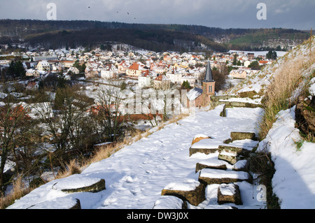 Die Stadt Bitche im regionalen Naturpark Vosges, Nordfrankreich. Dezember. Stockfoto