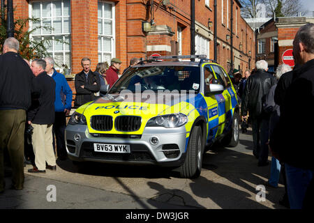 Hampton-Polizei-Station, Station Road, Hampton, Middlesex, UK. 26. Februar 2014.  Kundenansturm in Bahnhofstraße mit ansehen, wie die Flotte des Metropolitan Police Service (MPS)-Oldtimer und Motorräder verlassen der Garage des Hampton Polizeistation zum letzten Mal.  Der Konvoi die von out Motorradfahrer eskortiert wurde reiste bis New Scotland Yard und dann auf Hendon, wo sie dauerhaft beruhen wird.  Bis heute untergebracht Hampton Polizeistation die sieben Autos und sieben Bikes Teil, die bis 1945 zurückreichen. Bildnachweis: Emma Durnford/Alamy Live-Nachrichten Stockfoto