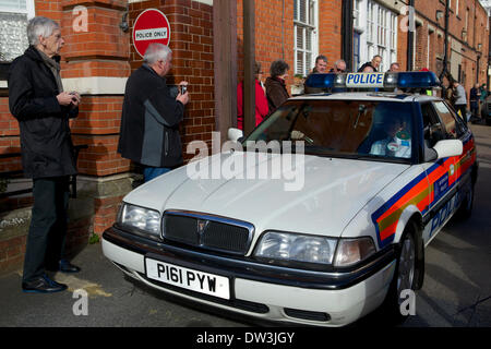 Hampton-Polizei-Station, Station Road, Hampton, Middlesex, UK. 26. Februar 2014.  Kundenansturm in Bahnhofstraße mit ansehen, wie die Flotte des Metropolitan Police Service (MPS)-Oldtimer und Motorräder verlassen der Garage des Hampton Polizeistation zum letzten Mal.  Der Konvoi die von out Motorradfahrer eskortiert wurde reiste bis New Scotland Yard und dann auf Hendon, wo sie dauerhaft beruhen wird.  Bis heute untergebracht Hampton Polizeistation die sieben Autos und sieben Bikes Teil, die bis 1945 zurückreichen. Bildnachweis: Emma Durnford/Alamy Live-Nachrichten Stockfoto