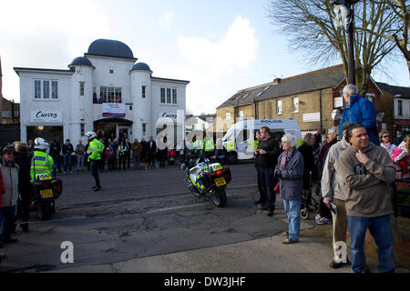 Hampton-Polizei-Station, Station Road, Hampton, Middlesex, UK. 26. Februar 2014.  Kundenansturm in Bahnhofstraße mit ansehen, wie die Flotte des Metropolitan Police Service (MPS)-Oldtimer und Motorräder verlassen der Garage des Hampton Polizeistation zum letzten Mal.  Der Konvoi die von out Motorradfahrer eskortiert wurde reiste bis New Scotland Yard und dann auf Hendon, wo sie dauerhaft beruhen wird.  Bis heute untergebracht Hampton Polizeistation die sieben Autos und sieben Bikes Teil, die bis 1945 zurückreichen. Bildnachweis: Emma Durnford/Alamy Live-Nachrichten Stockfoto