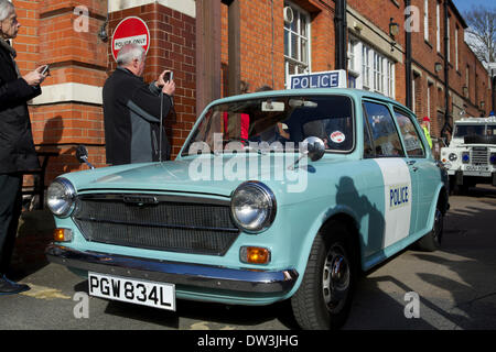 Hampton-Polizei-Station, Station Road, Hampton, Middlesex, UK. 26. Februar 2014.  Kundenansturm in Bahnhofstraße mit ansehen, wie die Flotte des Metropolitan Police Service (MPS)-Oldtimer und Motorräder verlassen der Garage des Hampton Polizeistation zum letzten Mal.  Der Konvoi die von out Motorradfahrer eskortiert wurde reiste bis New Scotland Yard und dann auf Hendon, wo sie dauerhaft beruhen wird.  Bis heute untergebracht Hampton Polizeistation die sieben Autos und sieben Bikes Teil, die bis 1945 zurückreichen. Bildnachweis: Emma Durnford/Alamy Live-Nachrichten Stockfoto