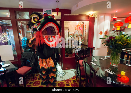 Löwe-Tänzerin aus der London Chinatown Chinese Association in das Feng Shui Inn an Chinese New Year, Gerrard Street, London, England Stockfoto