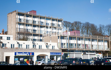 1960er-Jahre-Style-Block von Wohnungen und Geschäfte am Strand von Felixstowe, Suffolk, England Stockfoto