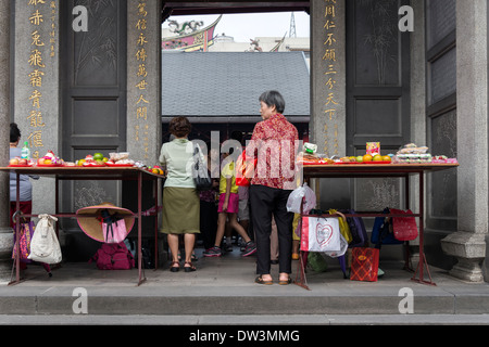 Angebote von Obst in Xingtian Tempel, Taipeh, Taiwan Stockfoto