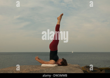 Iyengar Yoga Instructor zeigt Asana. Stockfoto