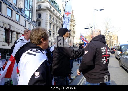 London, UK. 26. Februar 2014. Massen außerhalb der Lee Rigby Mord Prozess im Old Bailey, London, UK. Im Bild: EDL-Mitglieder Credit: Rachel Megawhat/Alamy Live News Stockfoto