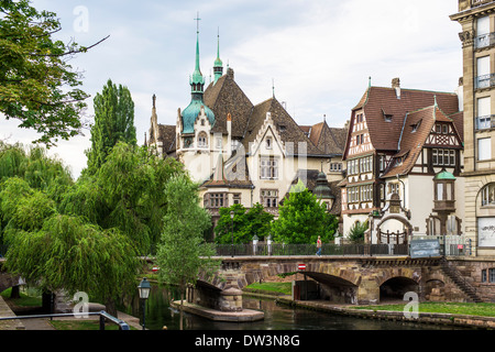 St Etienne Brücke über die Ill, Alfred Marzolff Haus, Lycée des Pontonniers, internationale High School, Straßburg, Elsass, Frankreich, Europa, Stockfoto